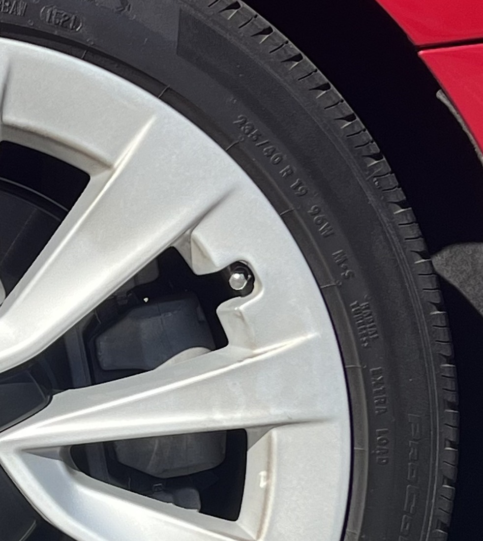 타이어 옆면의 235/40 R19 표기와 휠 가장자리가 함께 보이는 사진