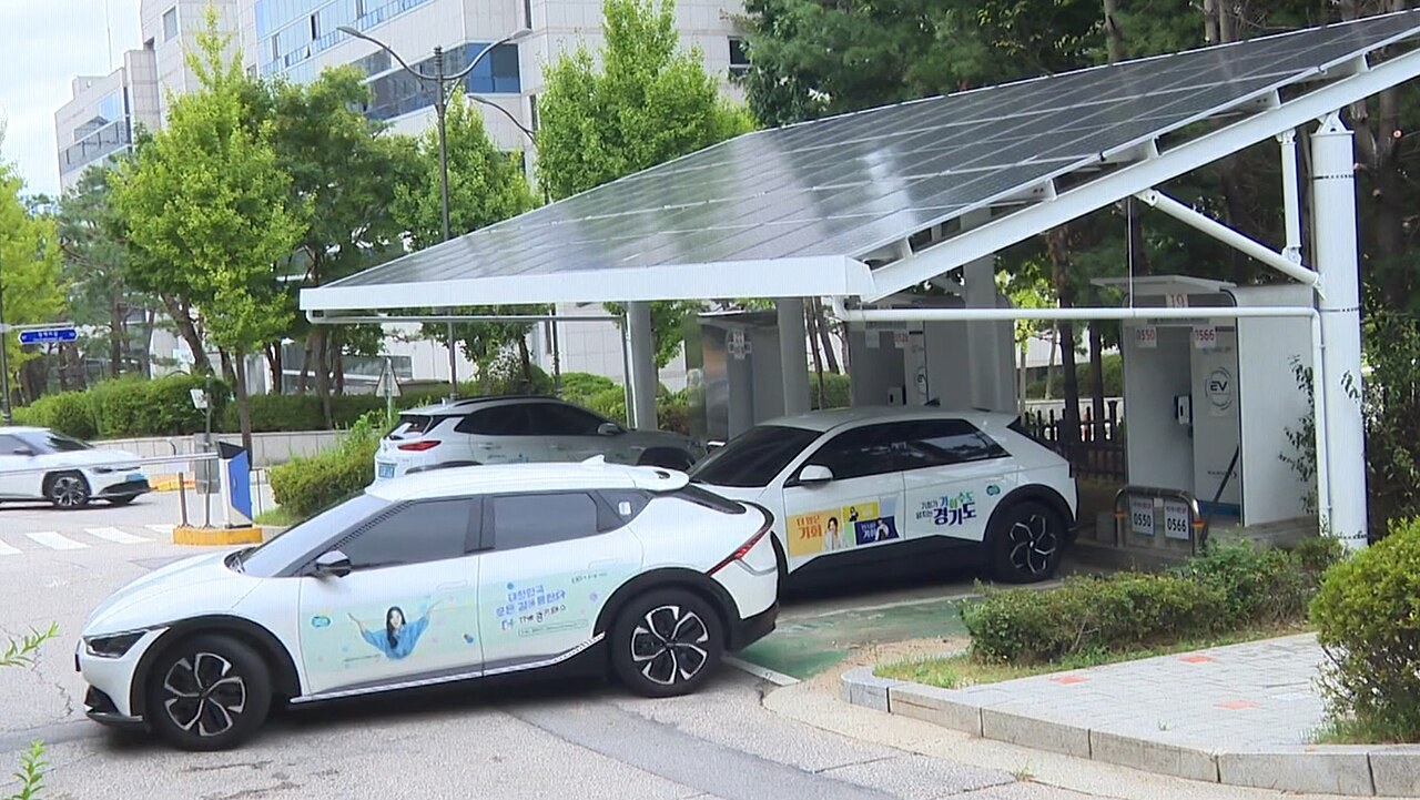 경기도 전기차 충전소의 주차선과 휠스토퍼 뒤에 배치된 충전기와 보호기둥