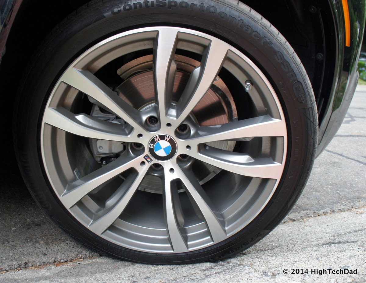 휠 주변으로 타이어 옆면과 제품 표기가 보이는 BMW X5 타이어